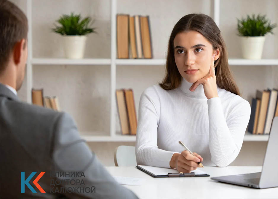 Специалист сидит за столом